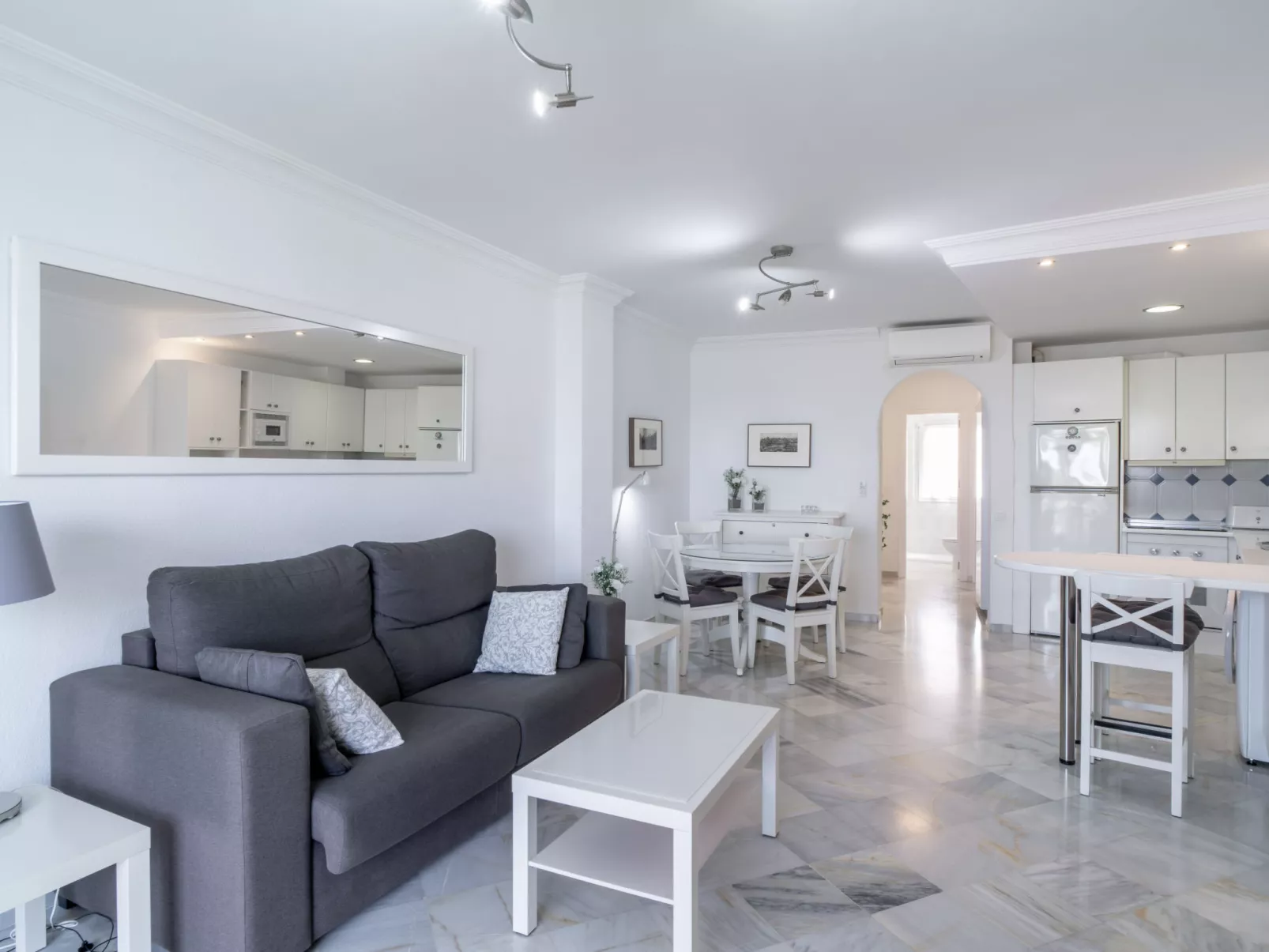 Stella Maris Beachfront B by Casasol - Dedans