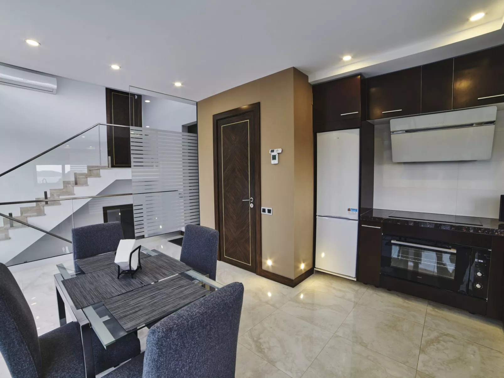 WELCS VILLA MODERNA 097 EMP con piscina - Drinnen