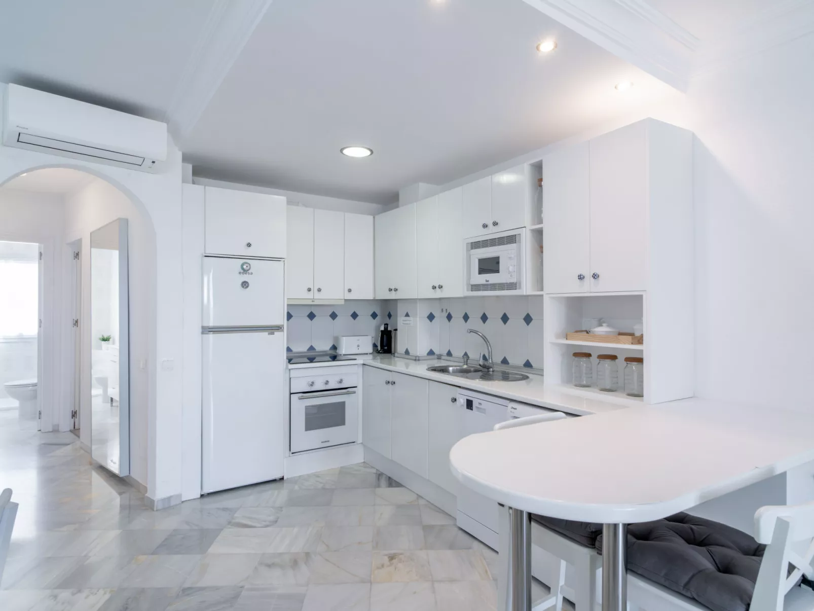 Stella Maris Beachfront B by Casasol - Dedans