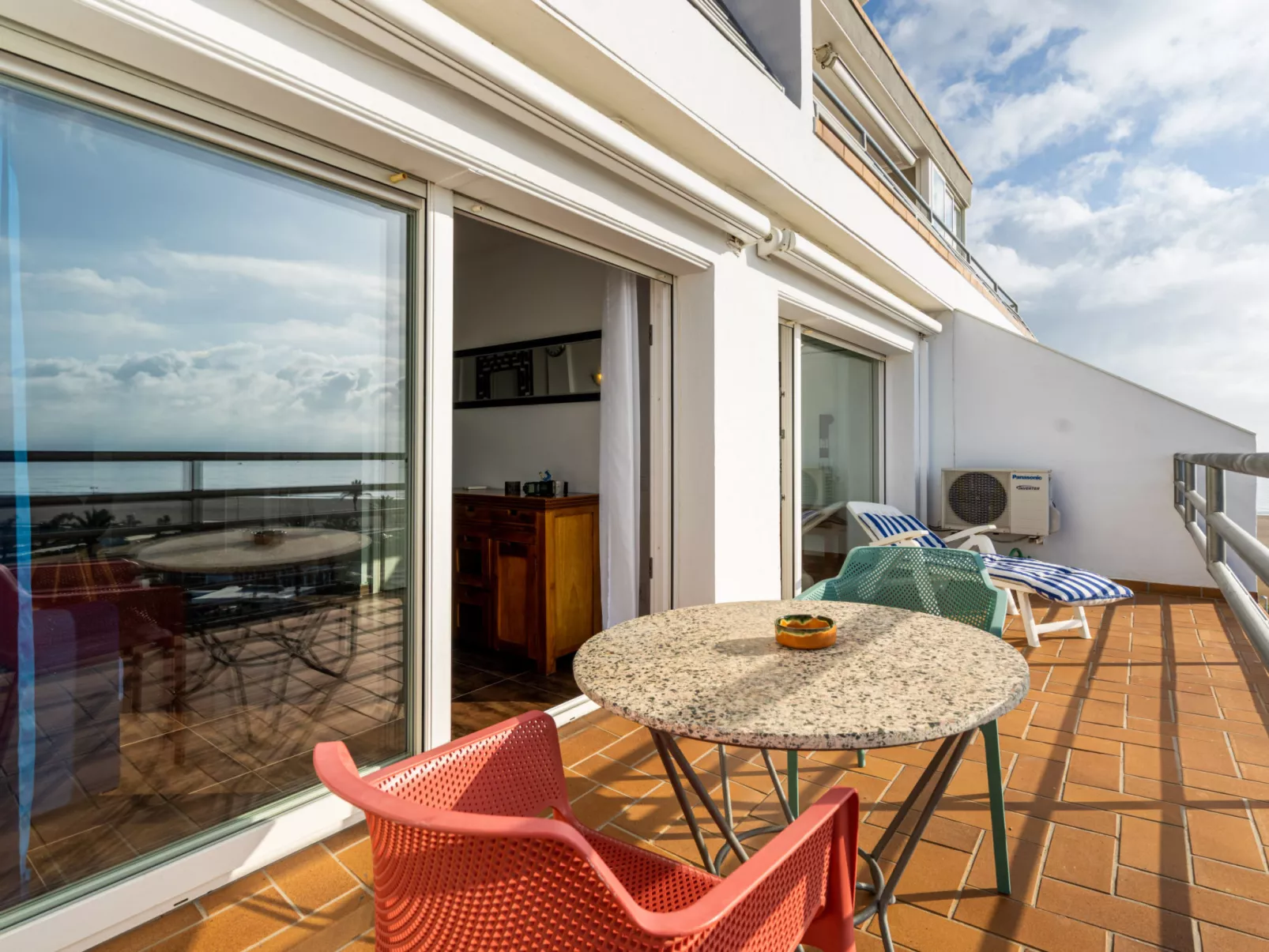 WELCS APARTAMENTO 221 EMP frente al mar - Draußen