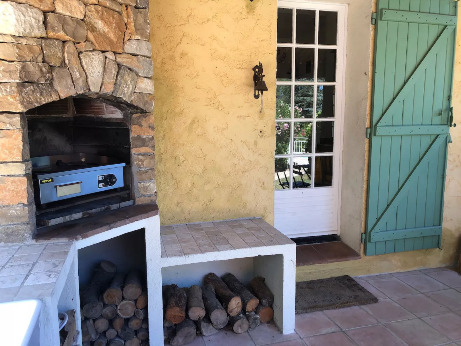 CLOS DES CHENES - Outside