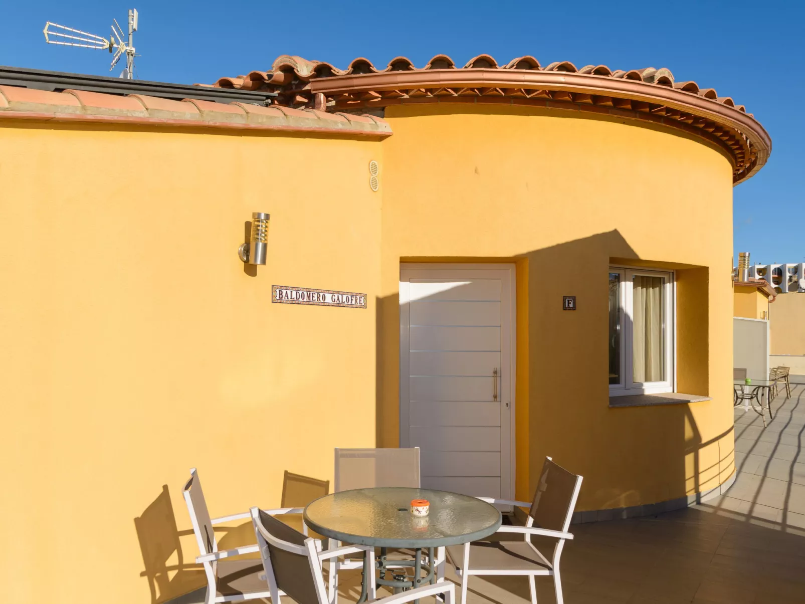 La Vida Sin Limites F  EMP - Outside