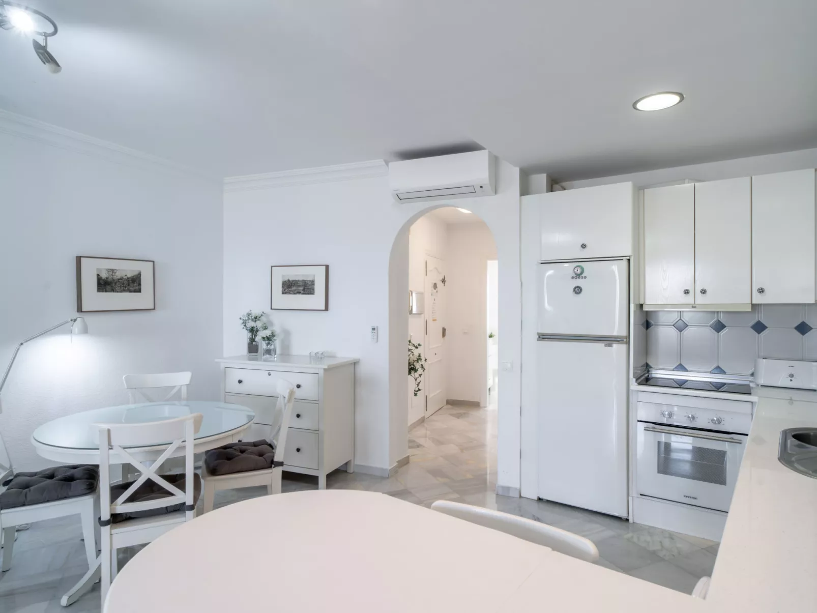 Stella Maris Beachfront B by Casasol - Dedans