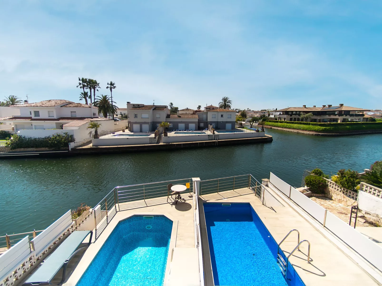 WELCS CASA  240 EMP con piscina y vista al canal - Draußen