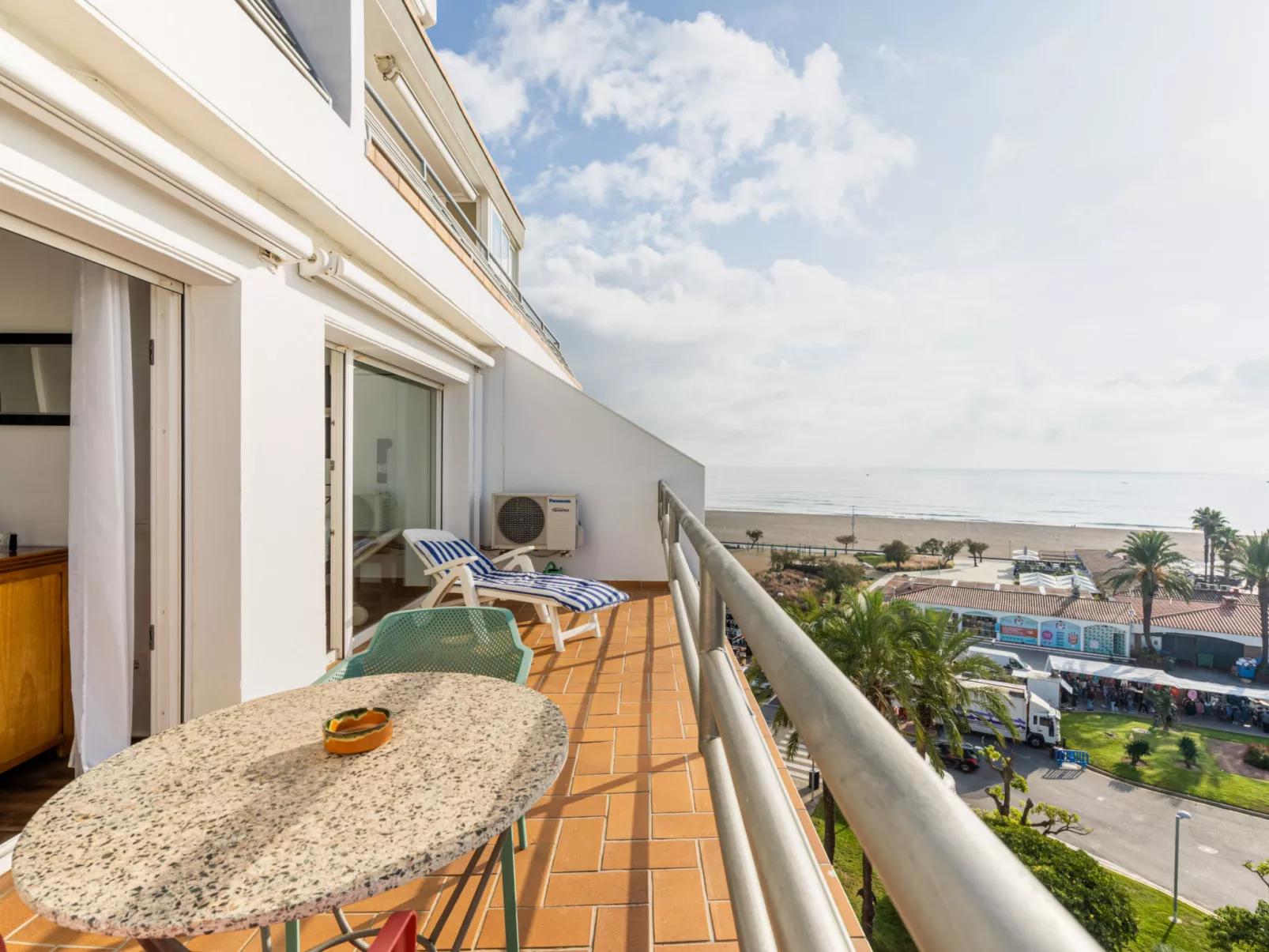 WELCS APARTAMENTO 221 EMP frente al mar - Draußen