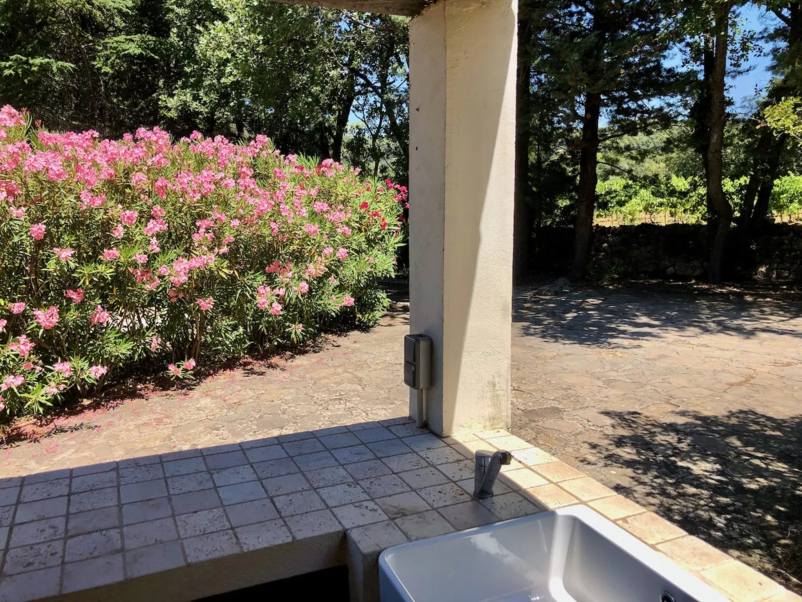 CLOS DES CHENES - Outside