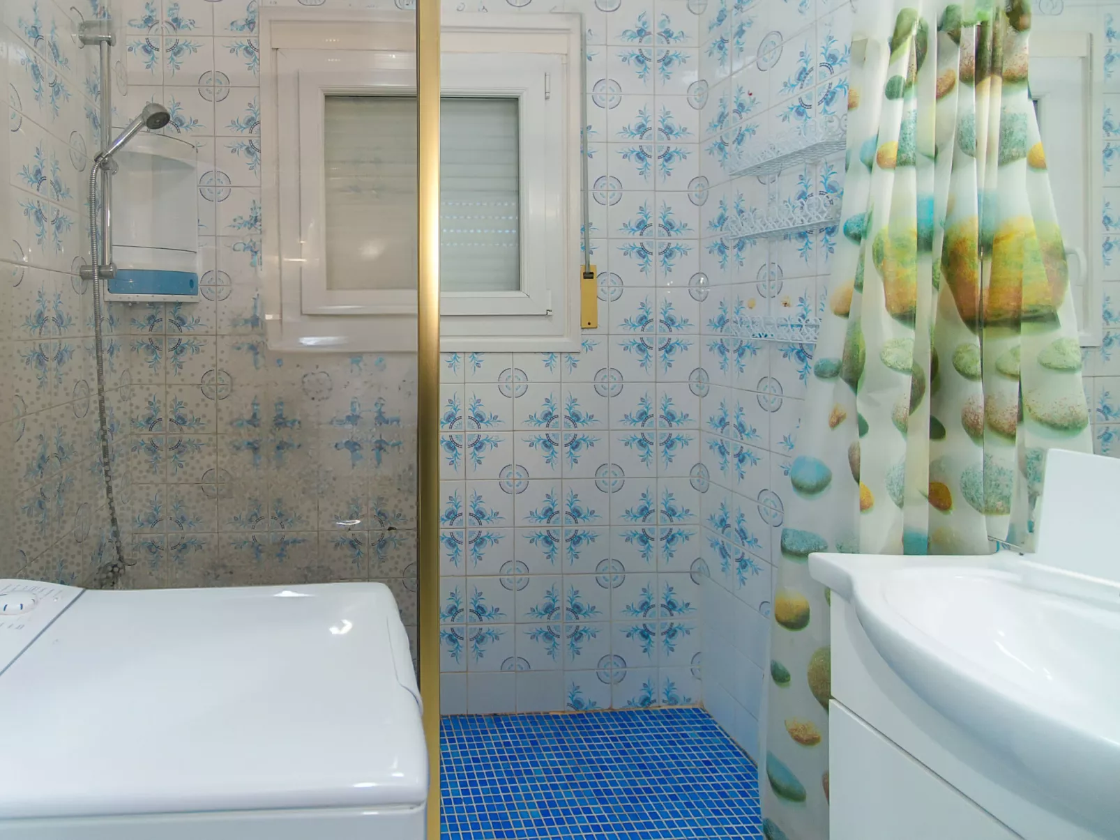 WELCS CASA  240 EMP con piscina y vista al canal - Drinnen