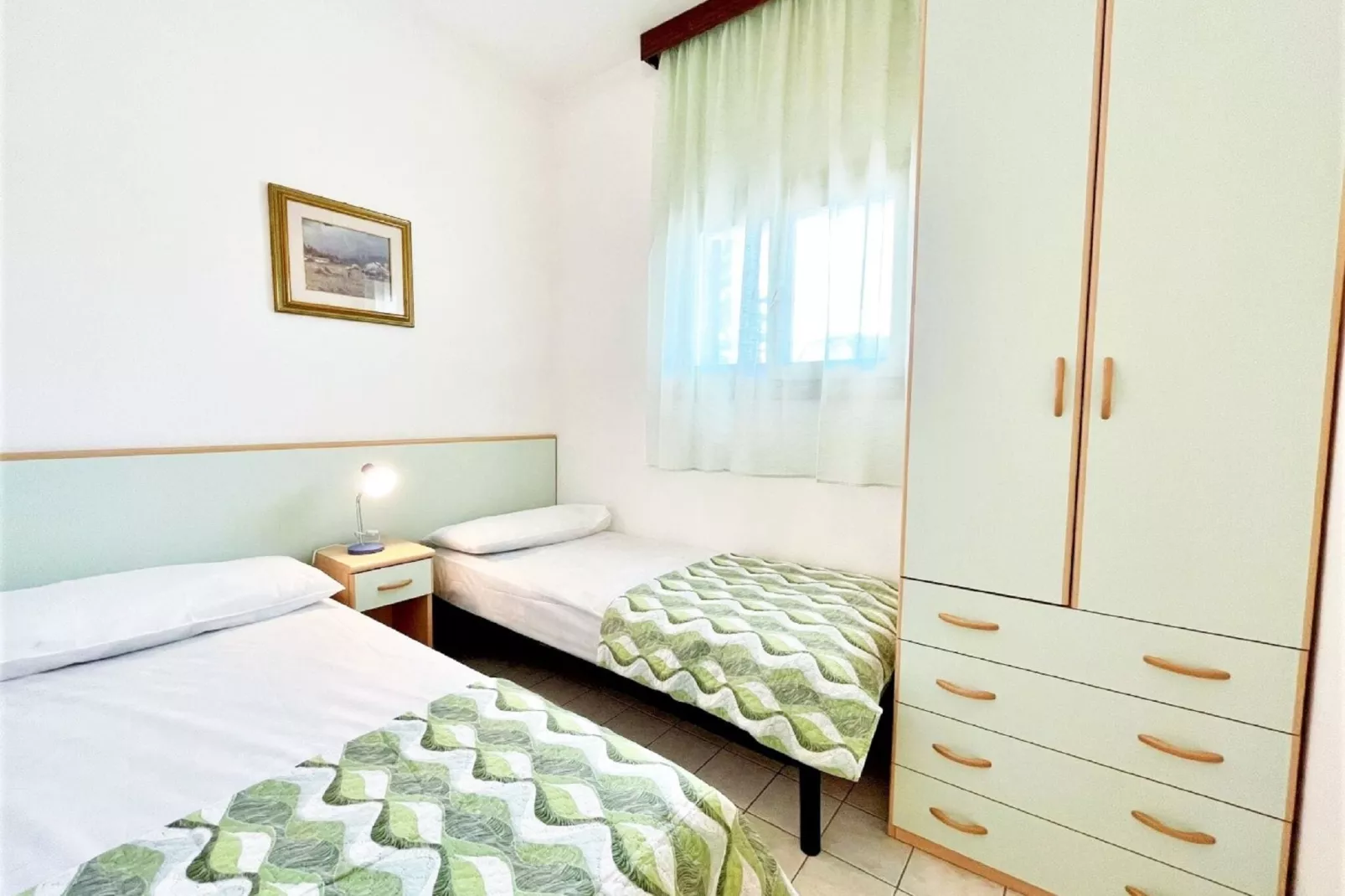 LN 24/90-Bedroom