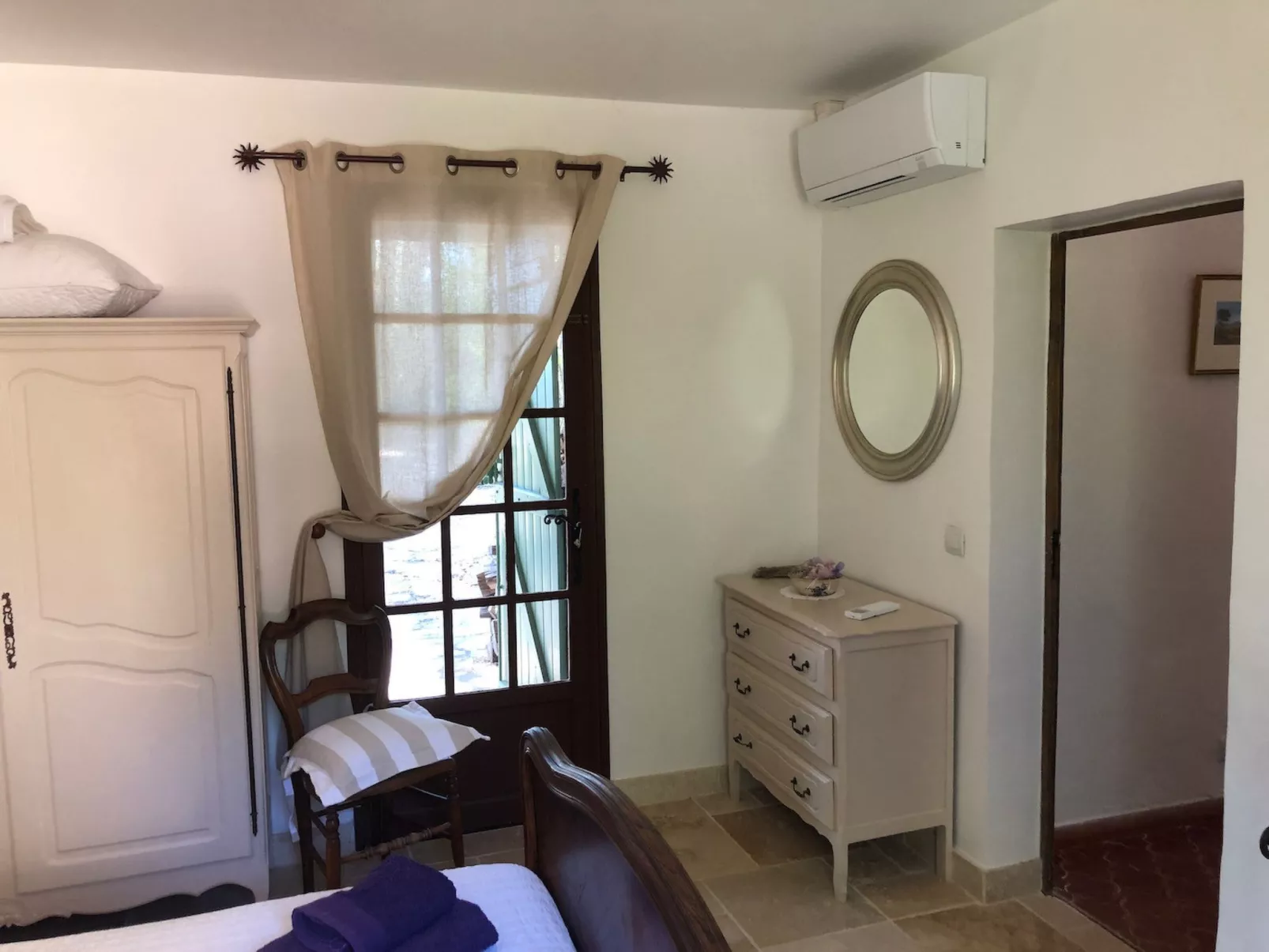 CLOS DES CHENES - Inside