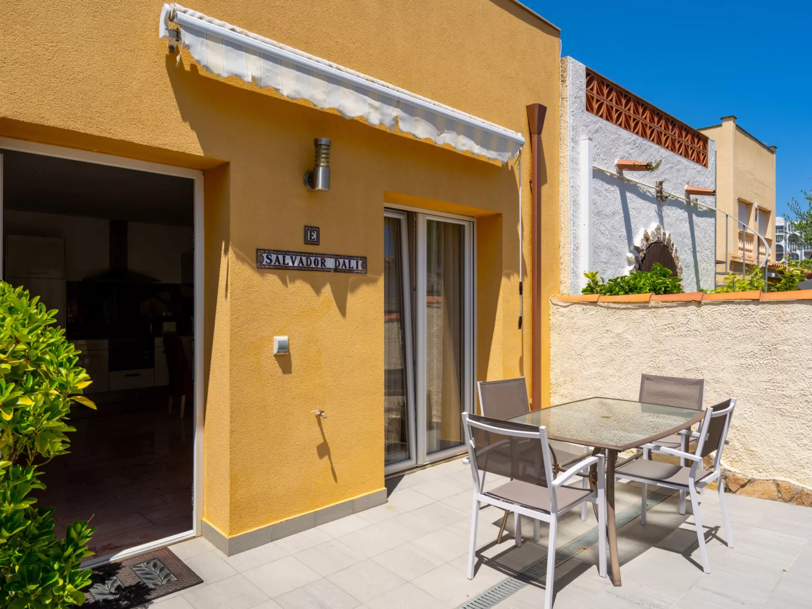 La Vida Sin Limites E EMP - Outside