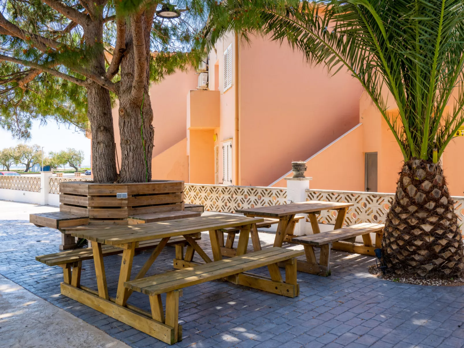 La Vida Sin Limites F  EMP - Outside