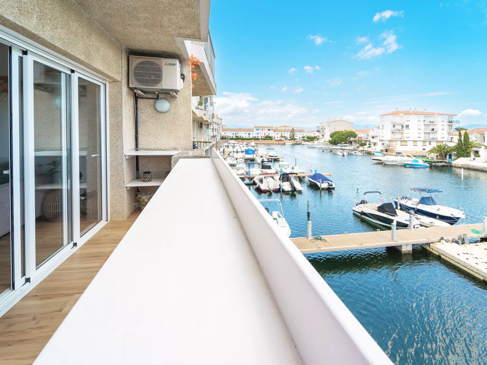 WELCS APARTAMENTO 143 EMP con vistas al canal - Outside