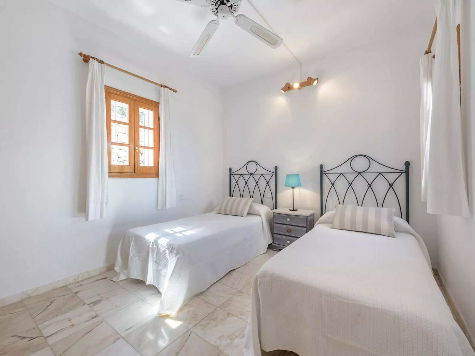 VILLA SA DESCUBERTA - Drinnen