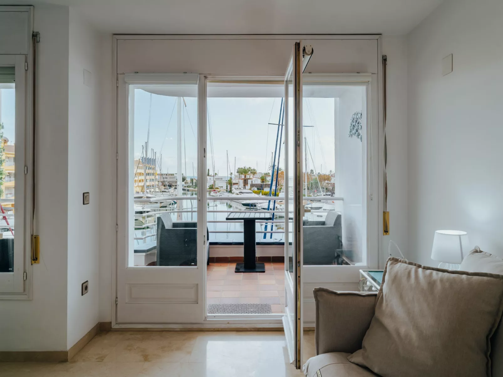 WELCS ESTUDIO 195 EMP con vistas al canal - Drinnen