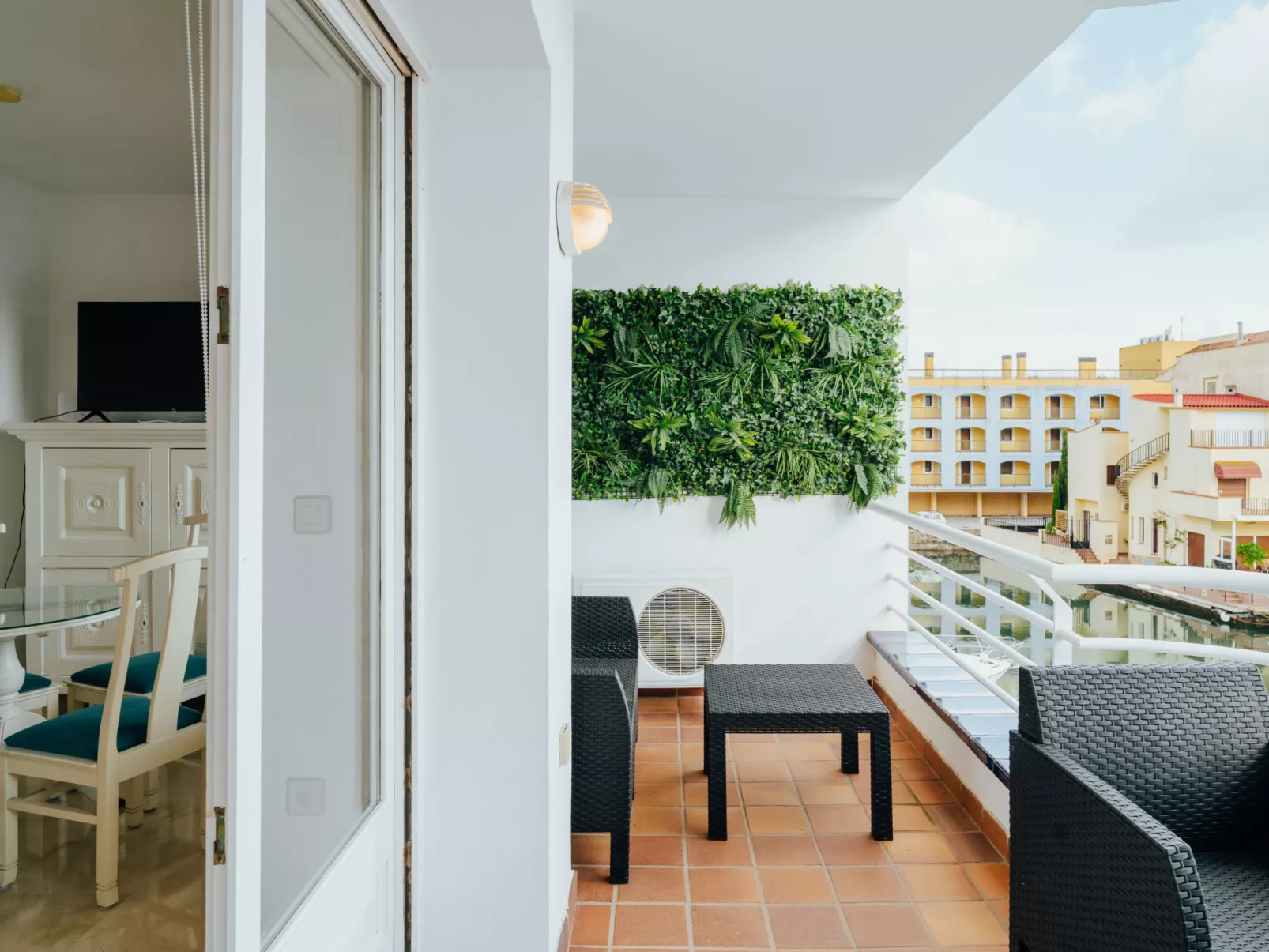 WELCS ESTUDIO 195 EMP con vistas al canal - Drinnen