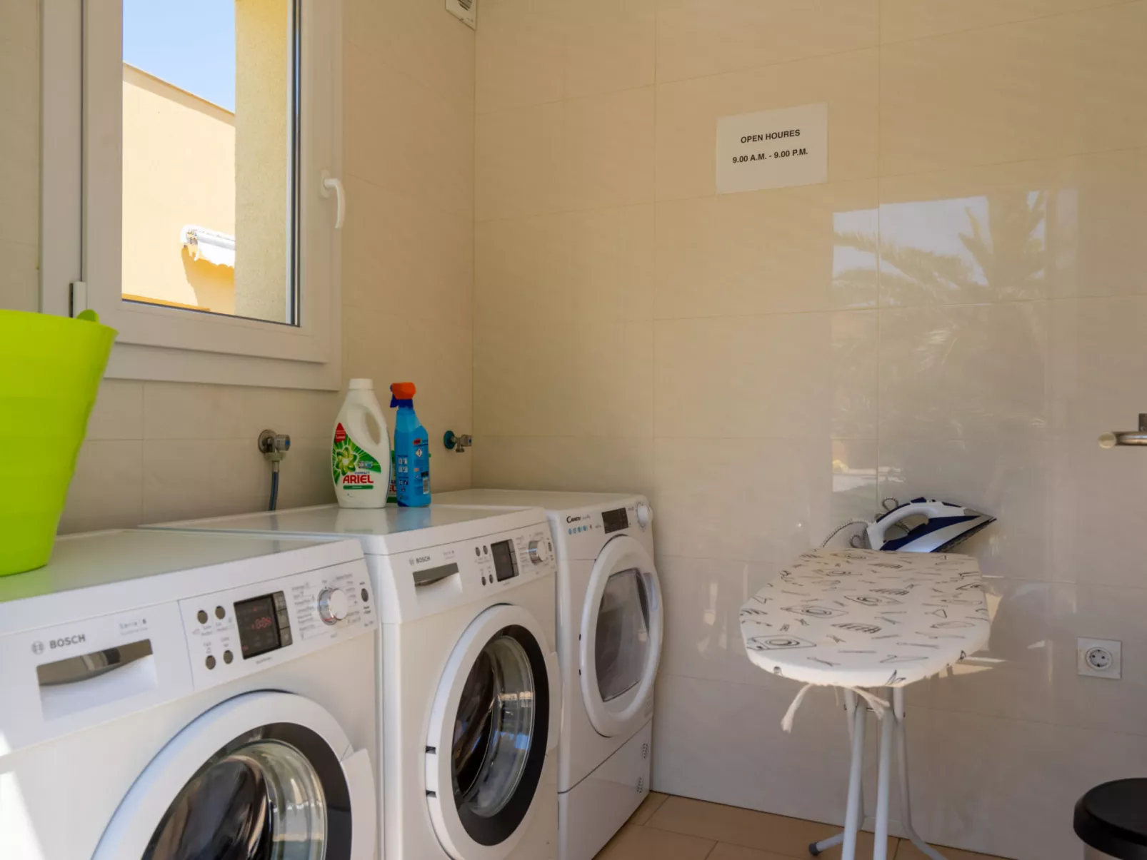 La Vida Sin Limites F  EMP - Outside