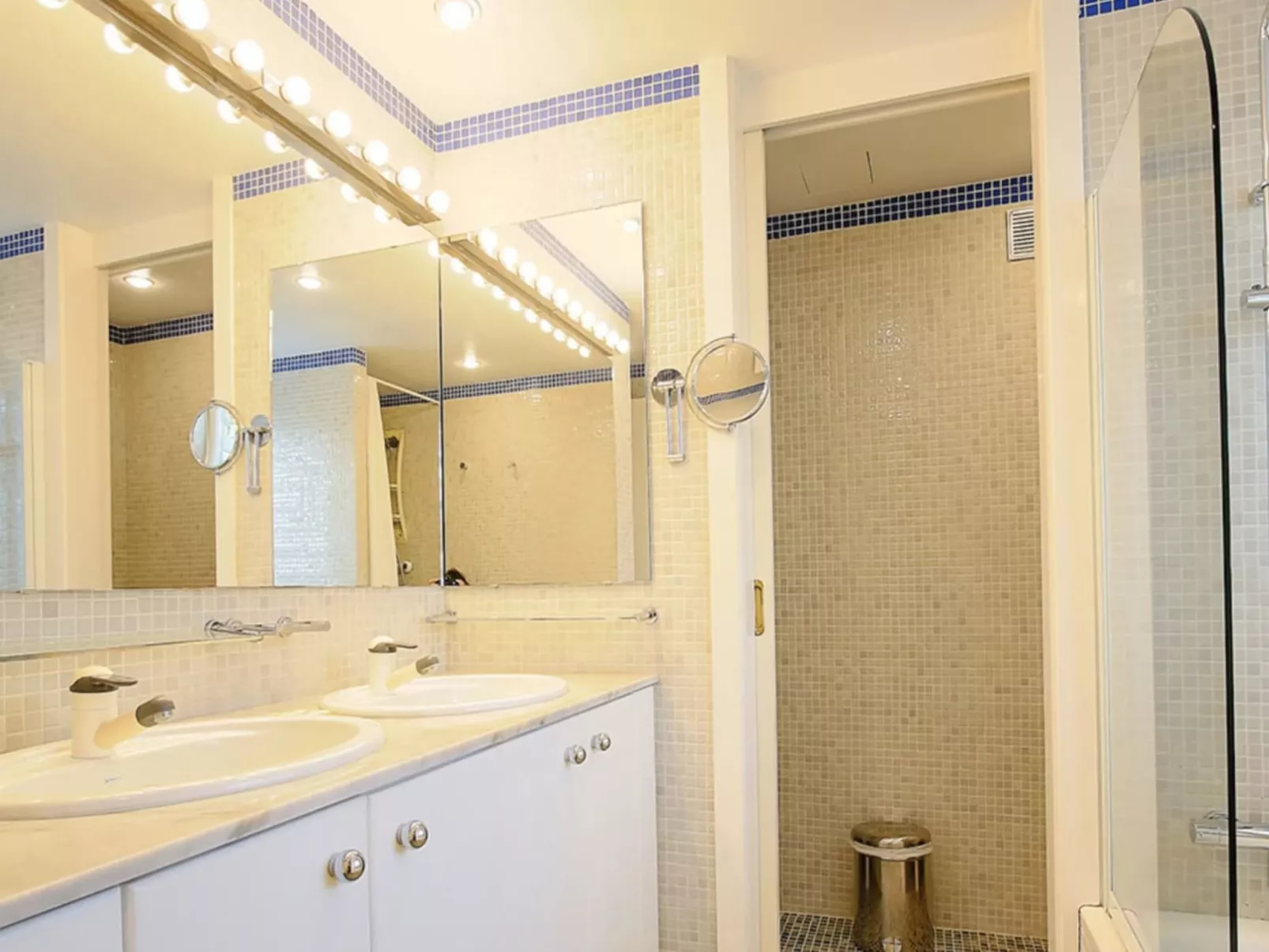 VILLA BONANOVA STYLE - Drinnen