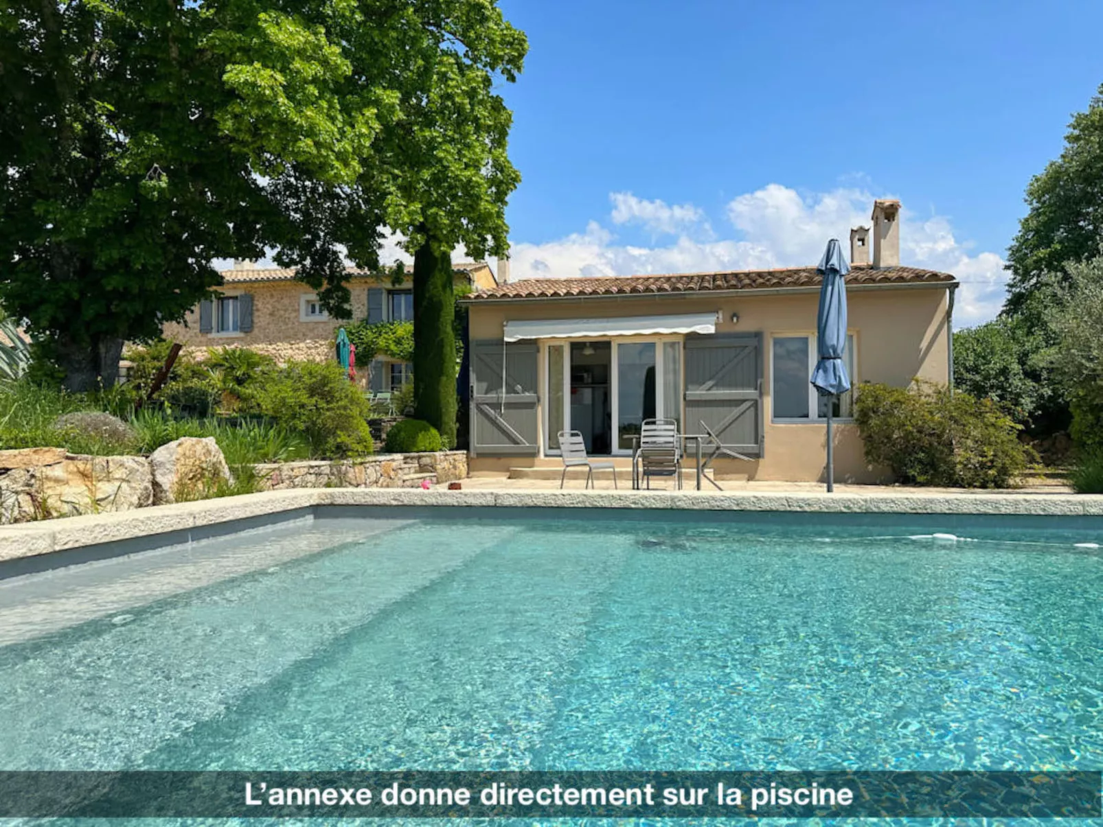 LA VOLIERE - Outside