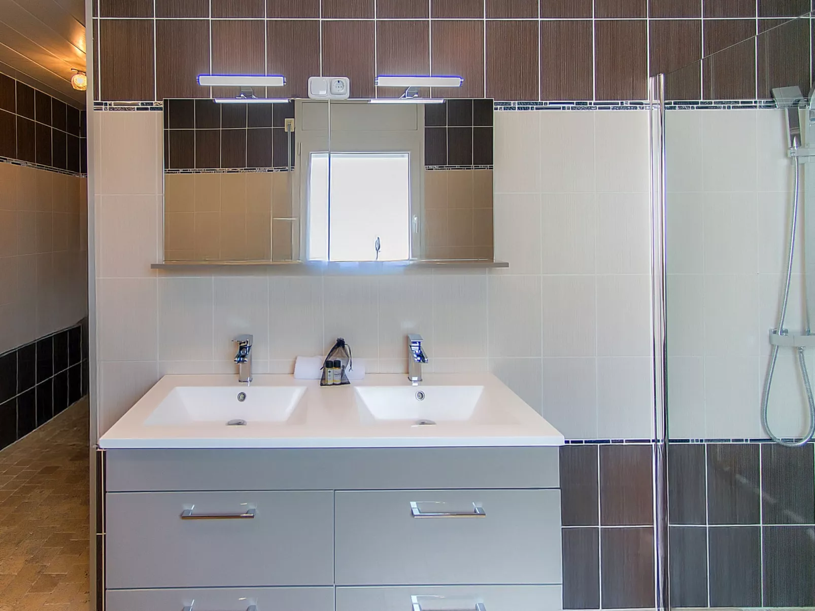 WELCS CASA 111 EMP con piscina - Inside