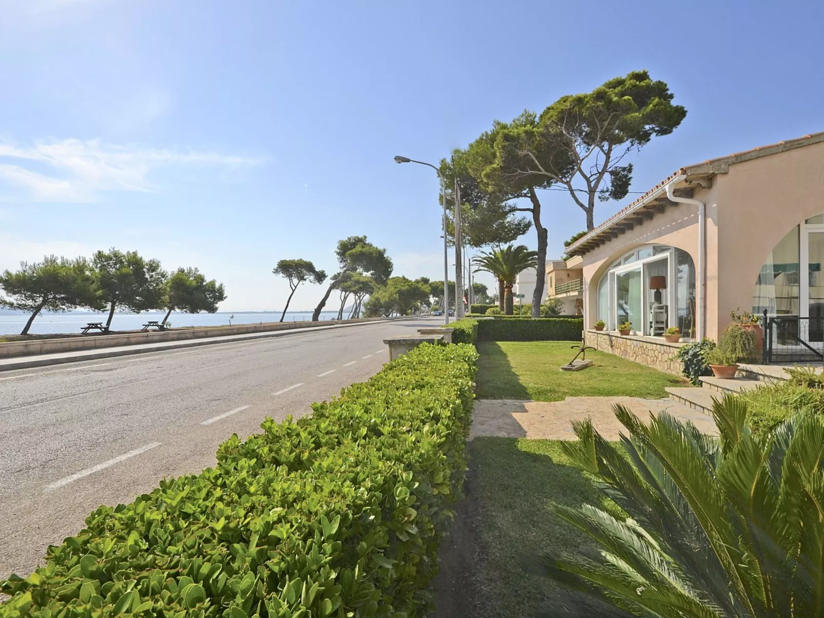 Llenaire - Xata - Outside