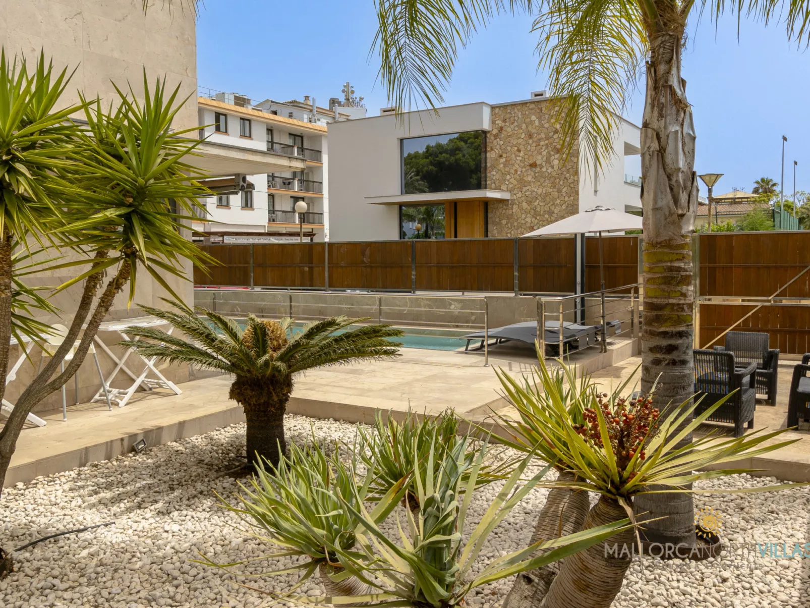 Villa Iola: Moderna Casa en Platja de Muro - Draußen