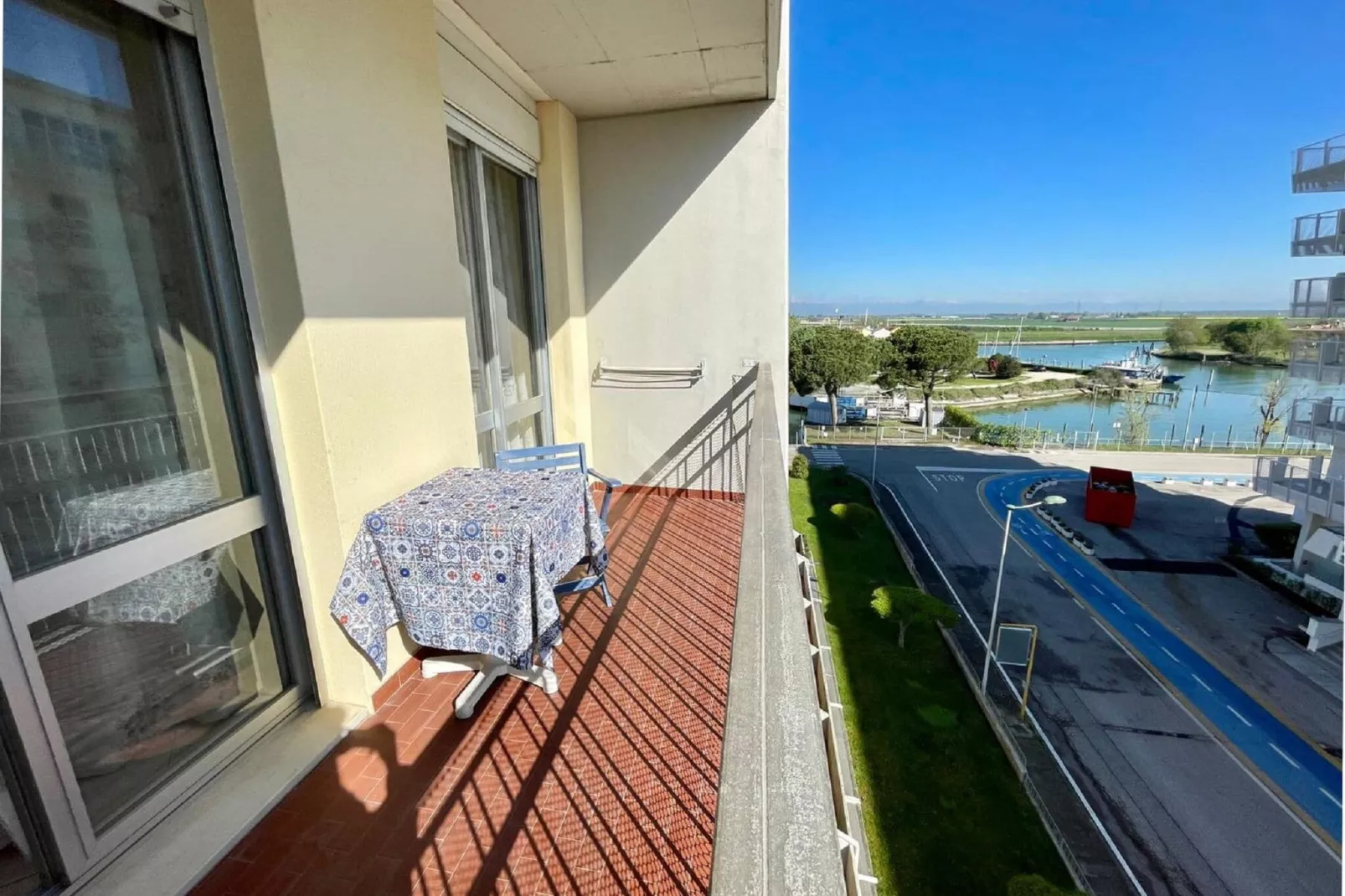 Bora 14F mono-Terrace balcony
