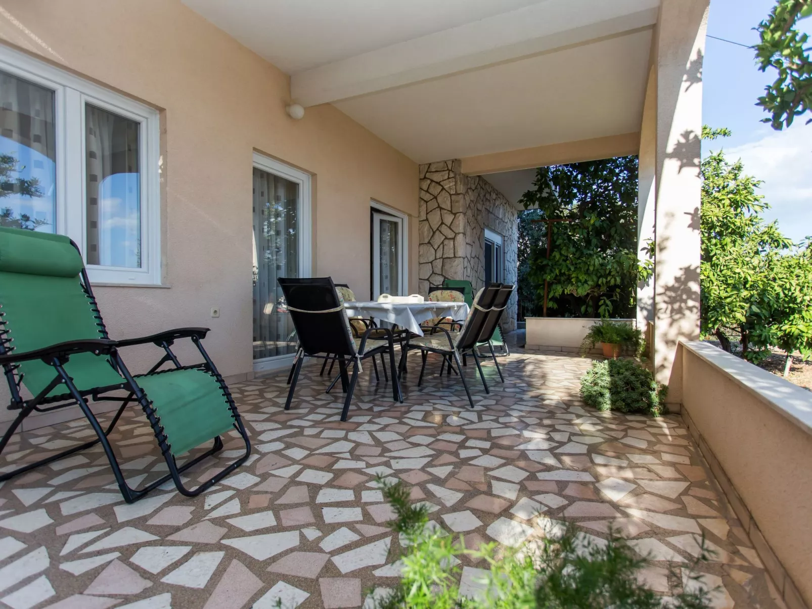 Strandnahe Ferienwohnung Jure mit großer Terrasse