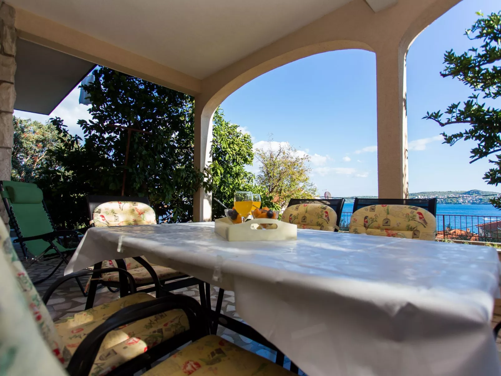 Strandnahe Ferienwohnung Jure mit großer Terrasse