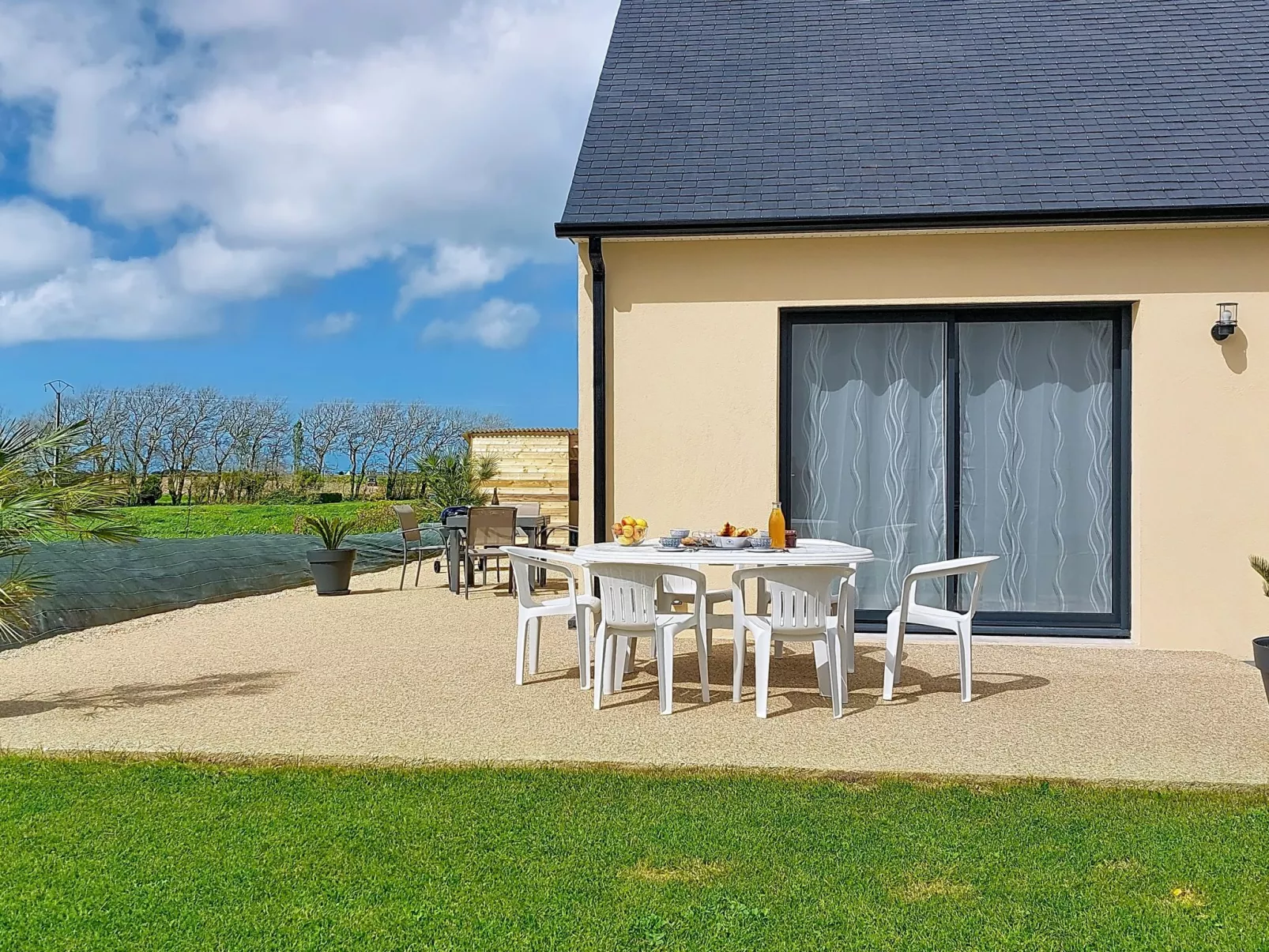 Les Jonquilles - Outside