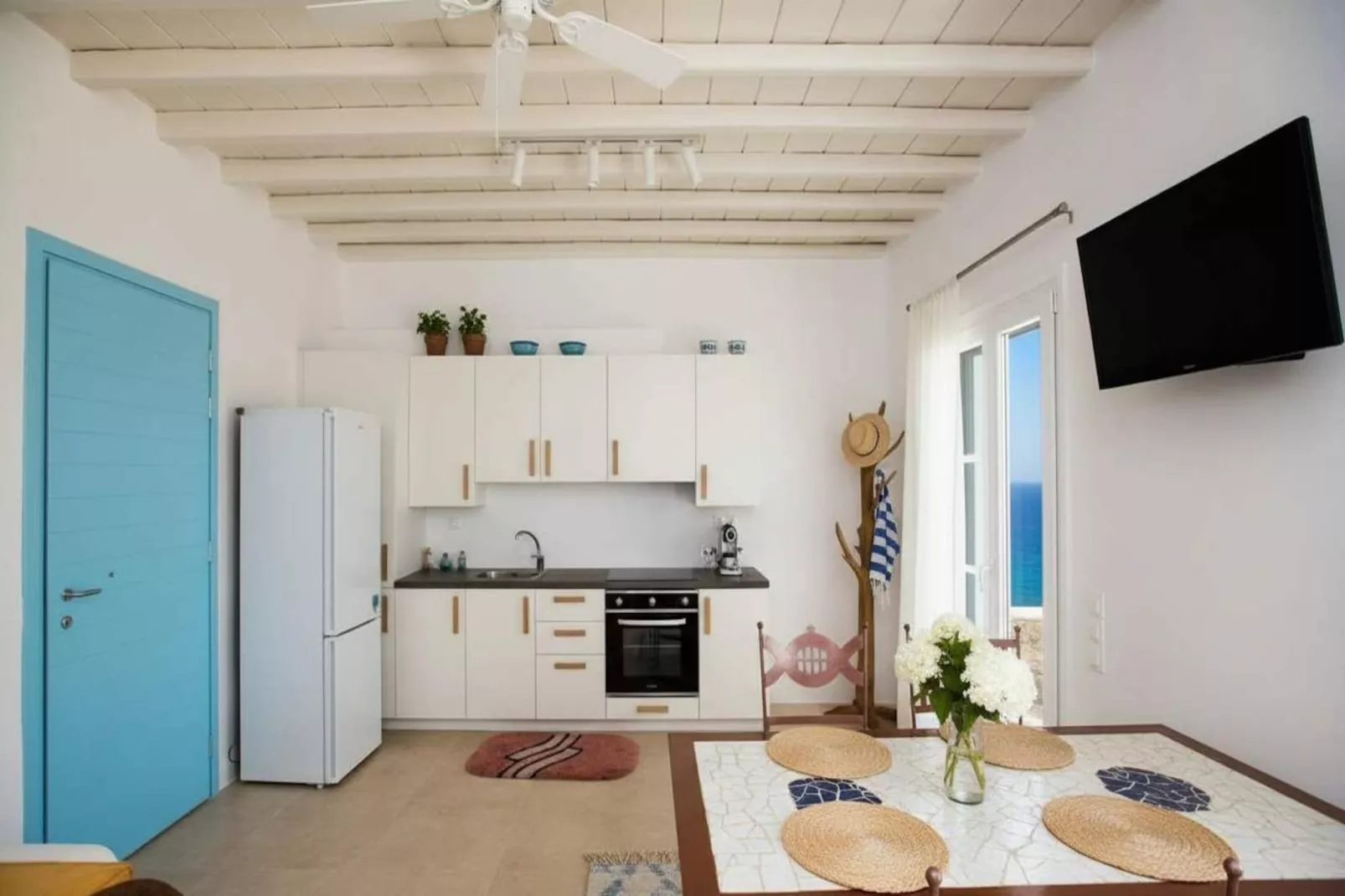 Scenic Agios Sostis Retreat with Sea Views - Küche