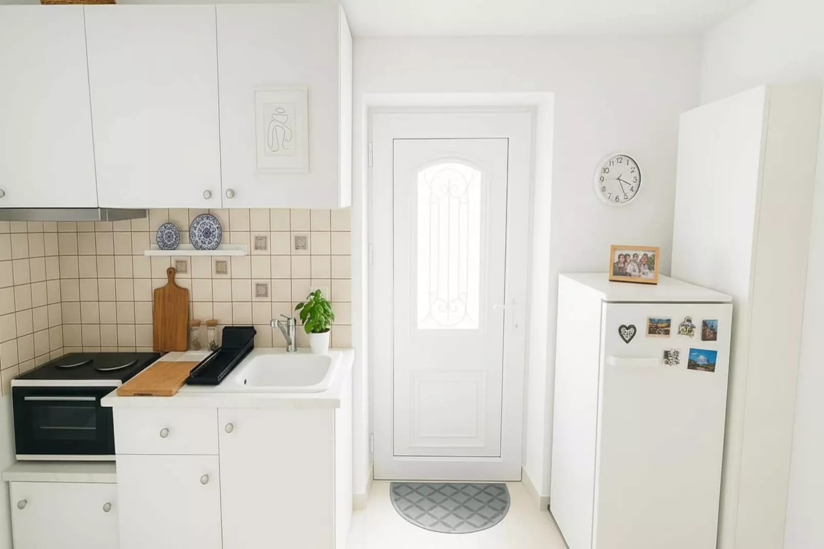 Picturesque Paros White House with Balcony Views - Kitchen