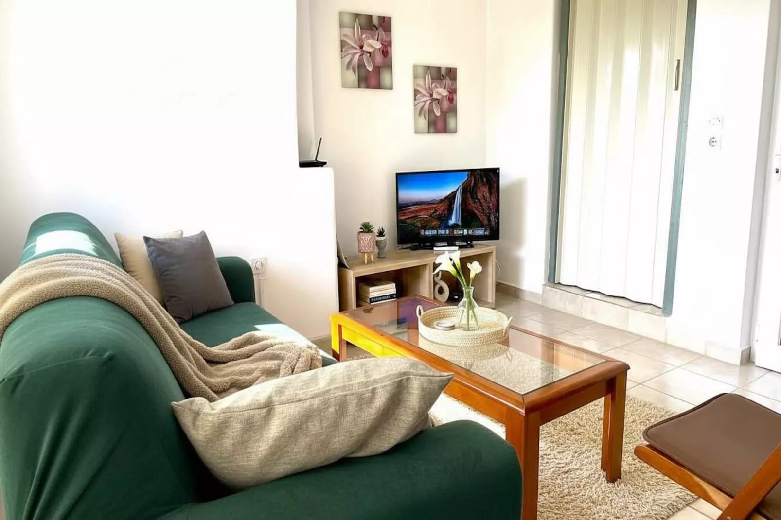 Chic White Marsis Paros Apt - Living room