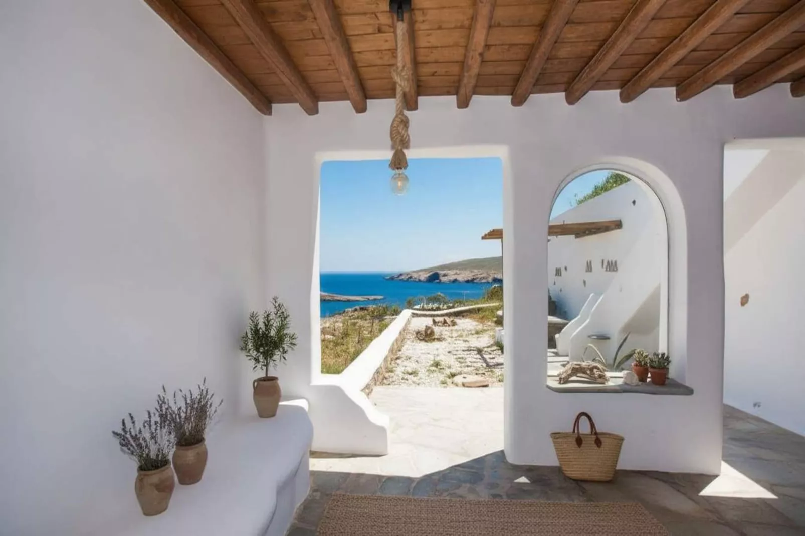 Scenic Agios Sostis Retreat with Sea Views - Empfangshalle