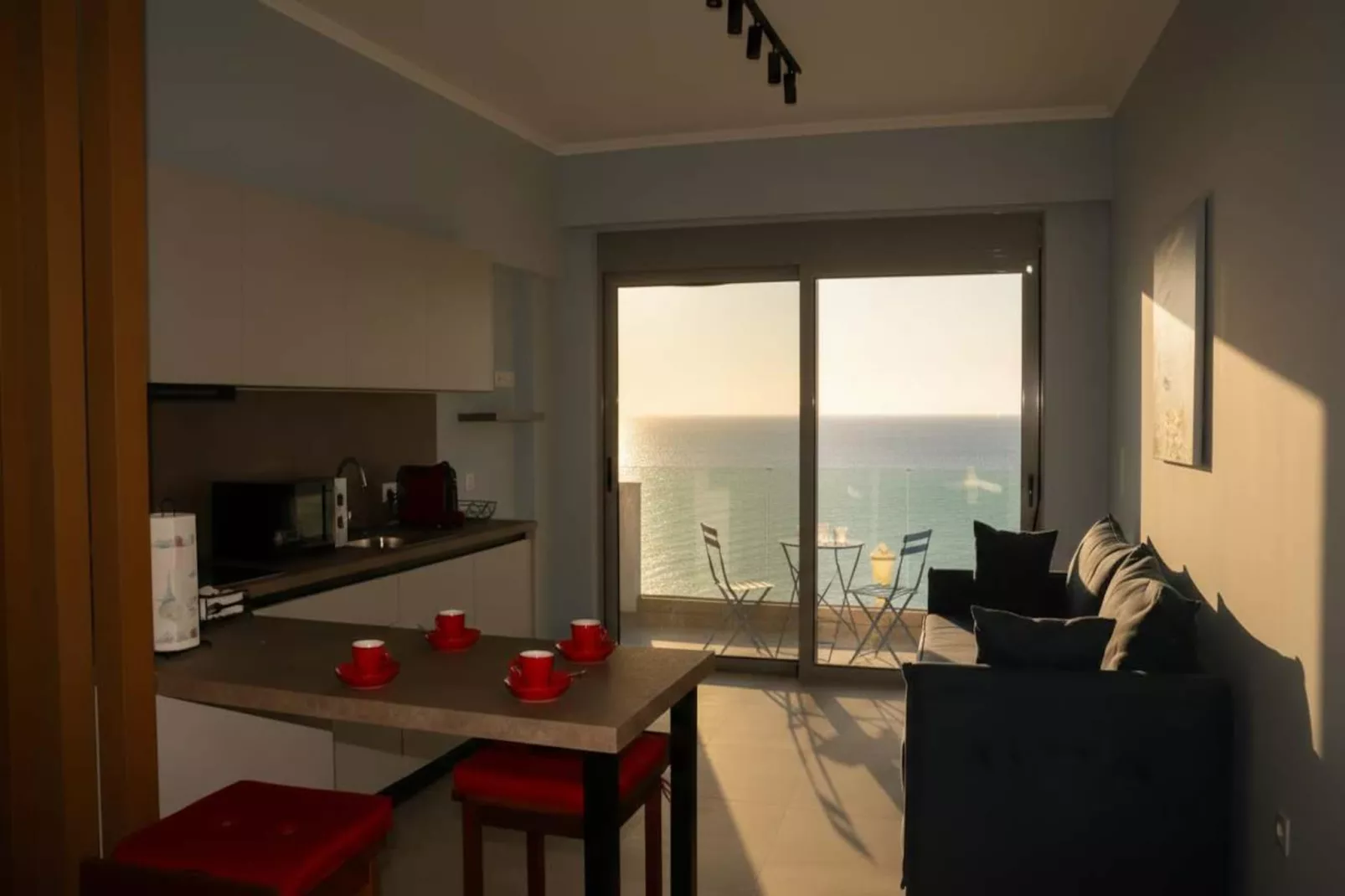 Coastal Modern Studio in Charaki Facing the Sea - Salon