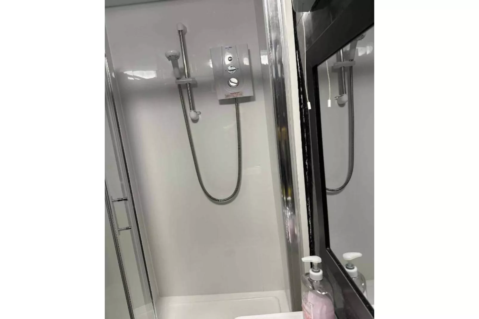 Standard Twin Room - Shared - Bathroom