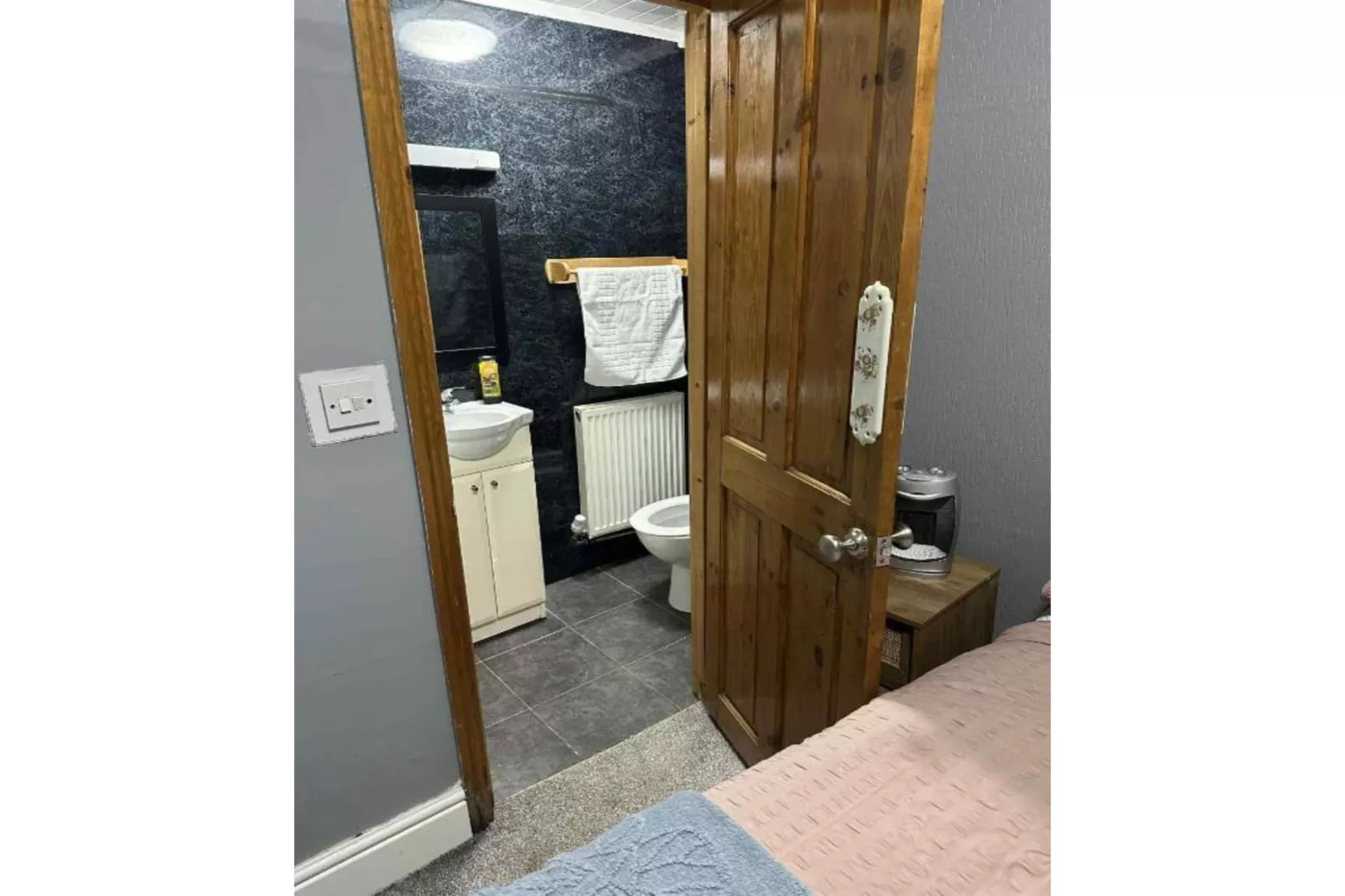 Standard Twin Room - Shared - Bathroom