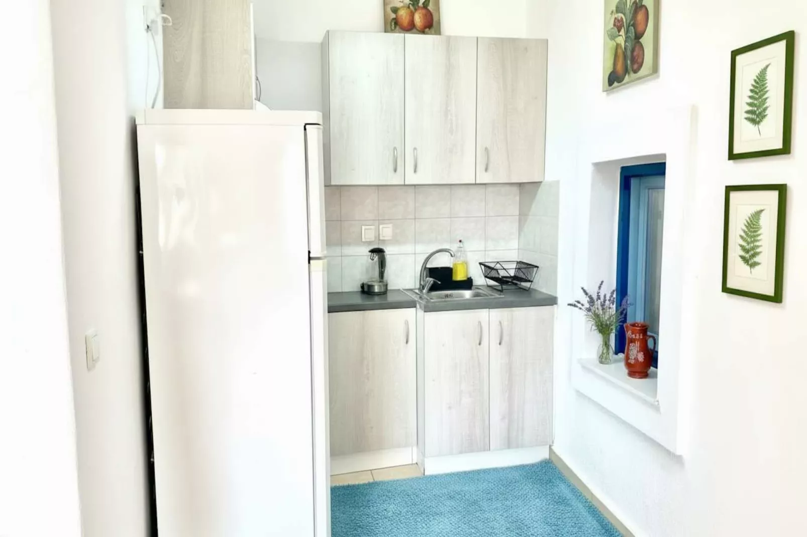 Chic White Marsis Paros Apt - Kitchen