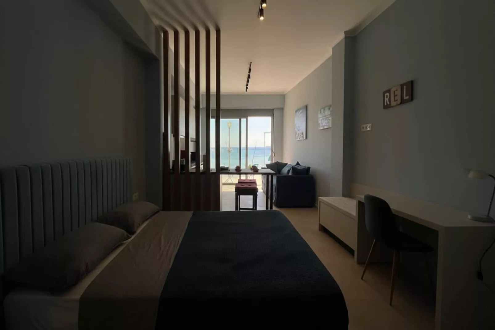Coastal Modern Studio in Charaki Facing the Sea - Chambre