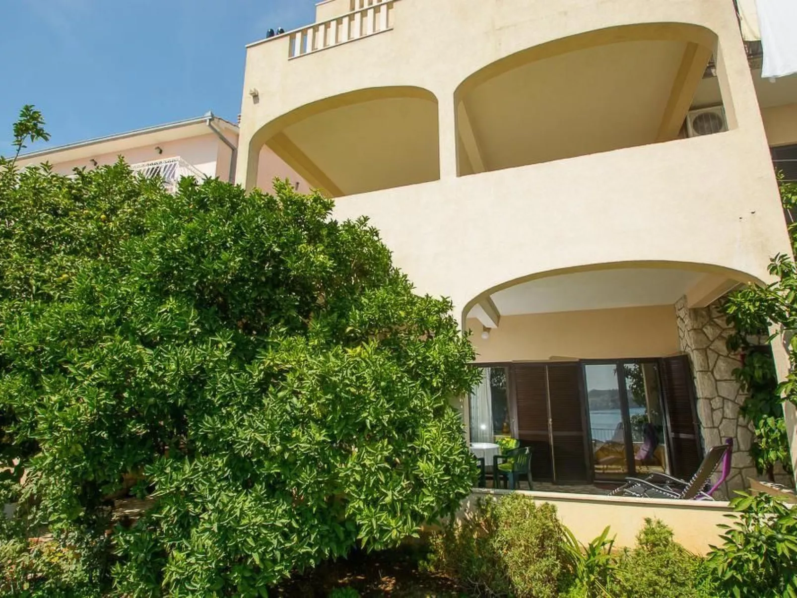 Strandnahe Ferienwohnung Jure mit großer Terrasse - Dehors