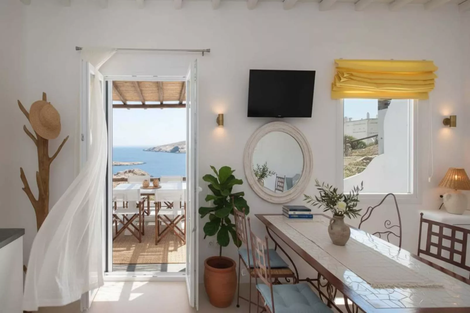 Scenic Agios Sostis Retreat with Sea Views - Esszimmer