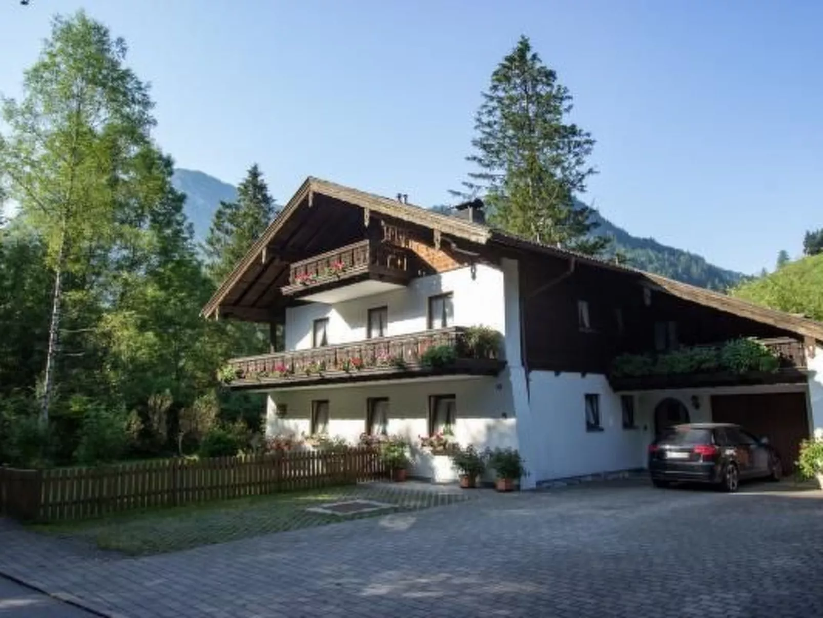 In Weißbach a. d. Alpenstraße - Outside