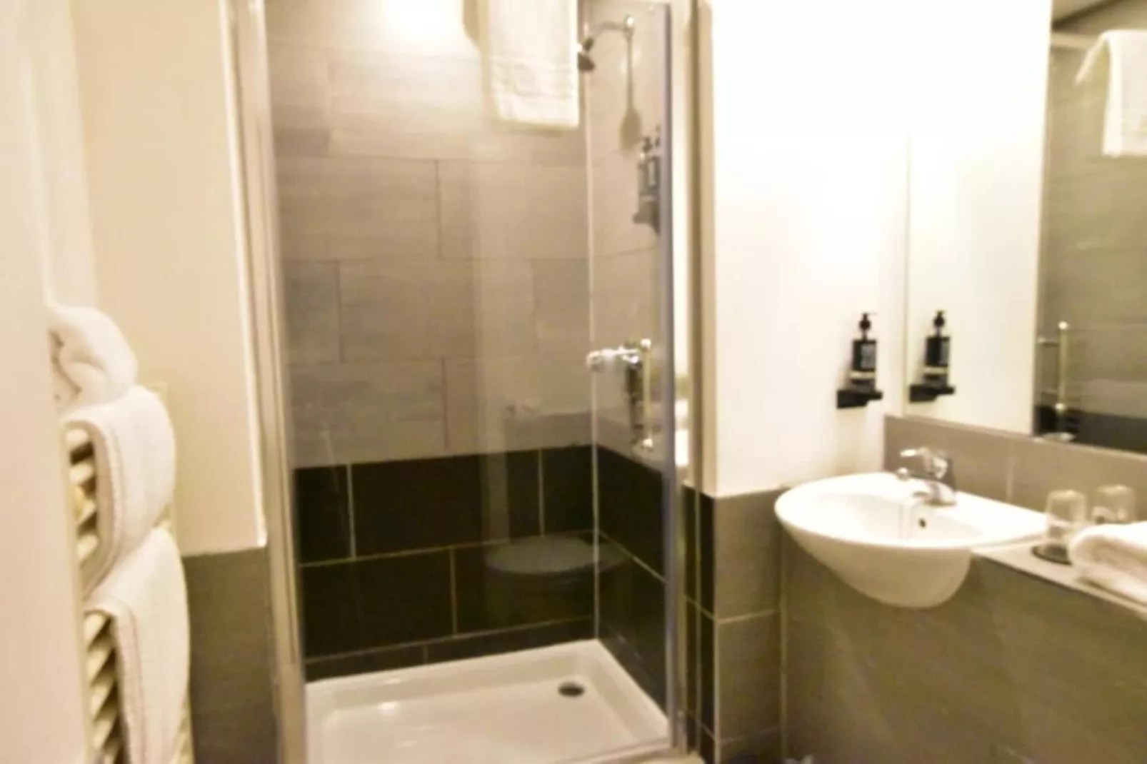 Standard Triple Room - Bathroom