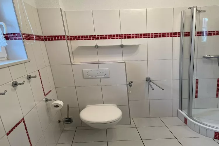 Doppelhaushälfte rechts - Badezimmer