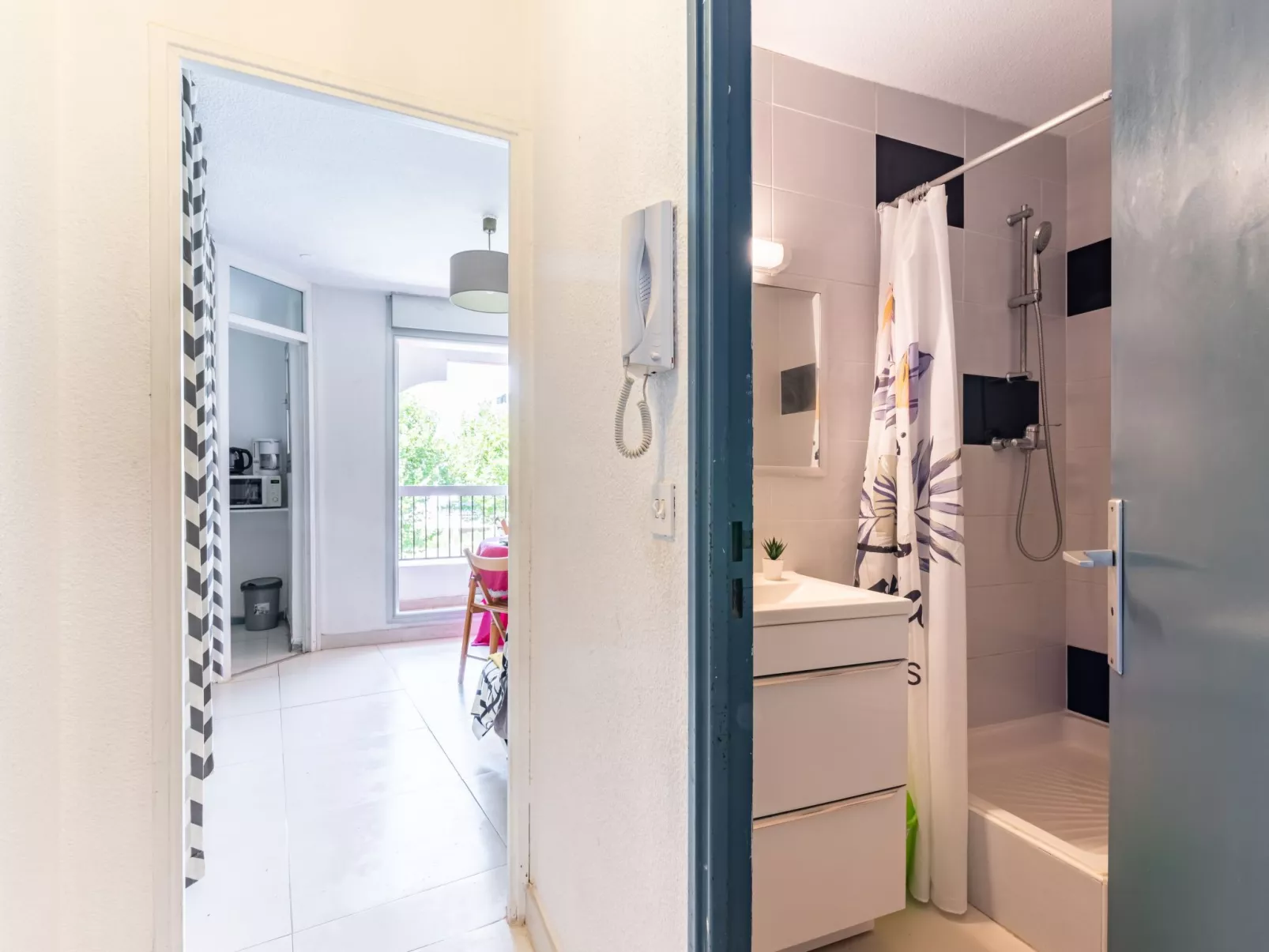 Les Grenadines - Inside