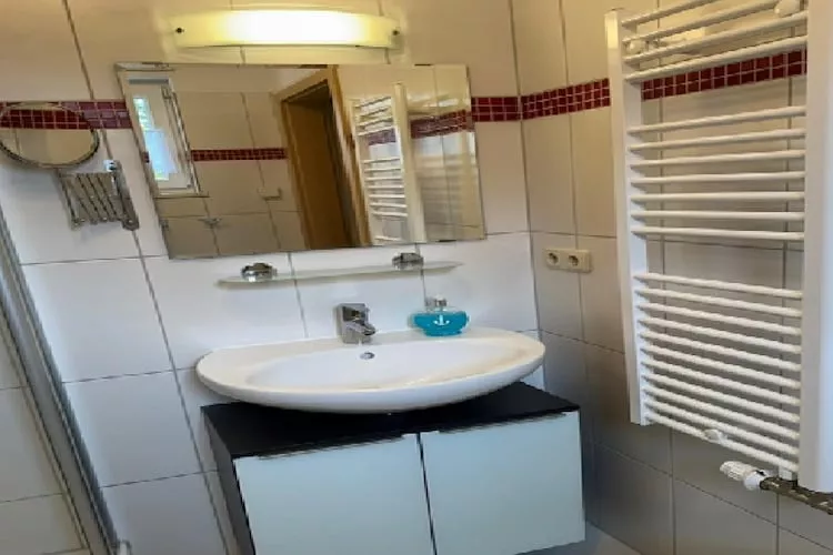 Doppelhaushälfte rechts - Badezimmer