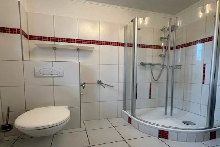 Doppelhaushälfte rechts - Badezimmer