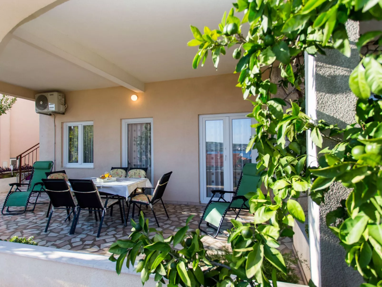 Strandnahe Ferienwohnung Jure mit großer Terrasse - Dehors