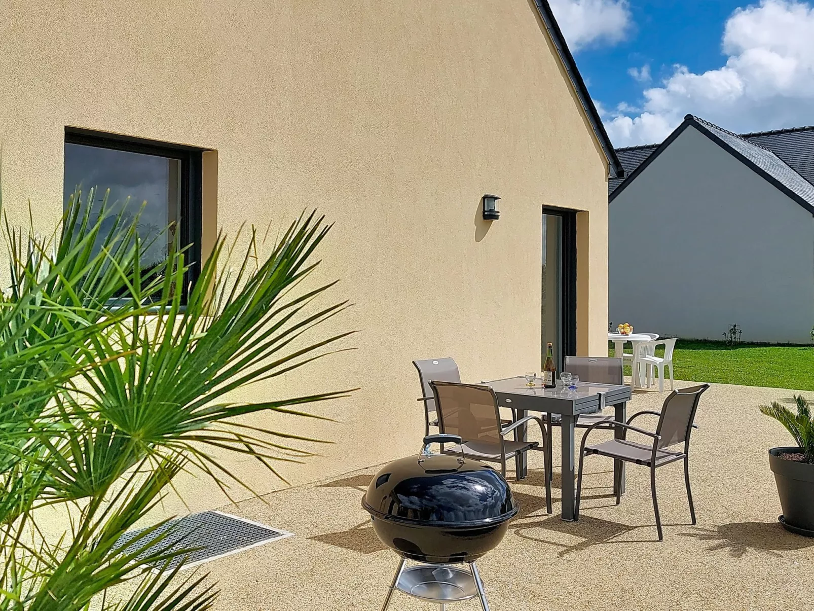 Les Jonquilles - Outside