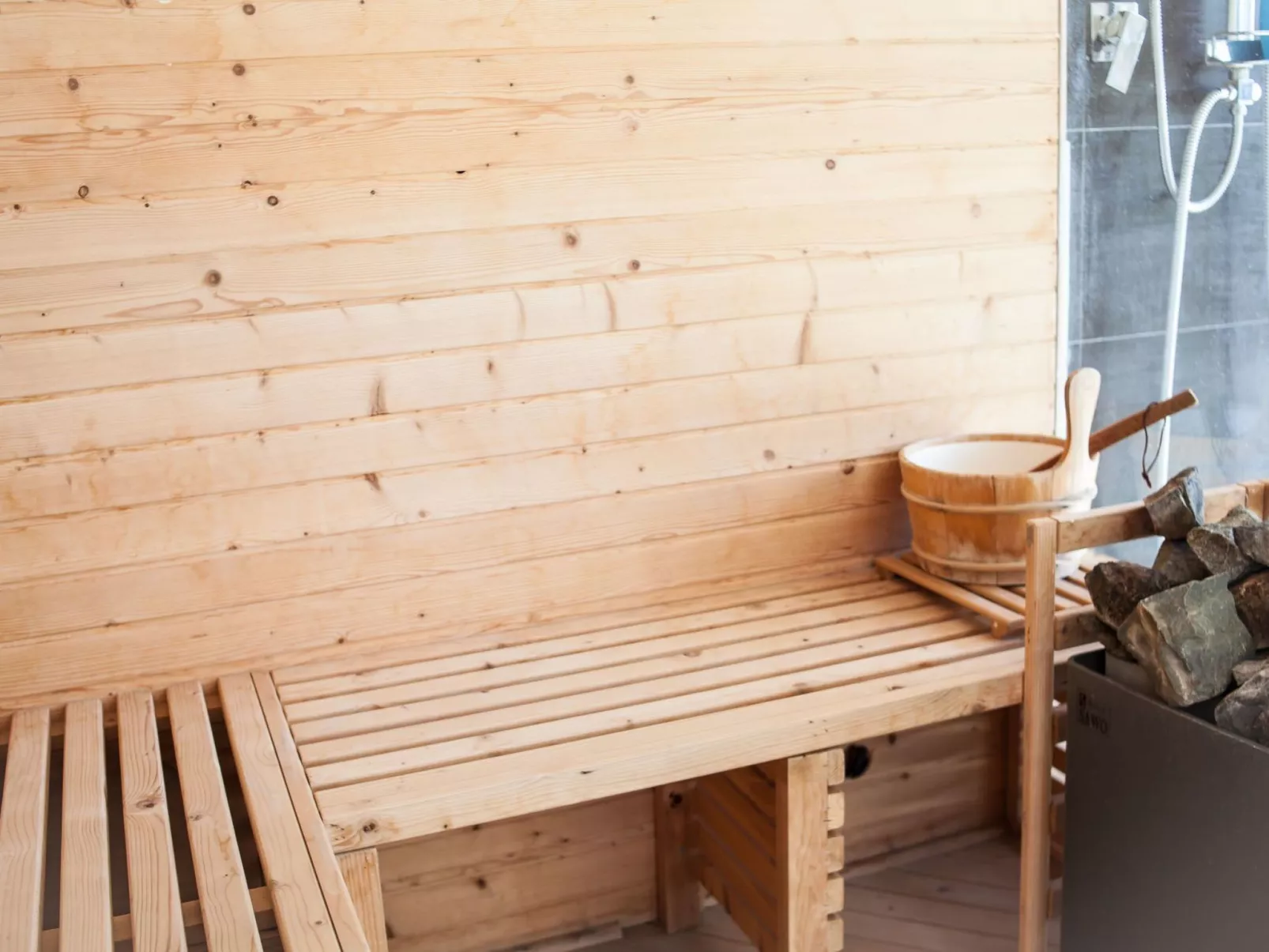 Halterung mit Wallbox - Drinnen