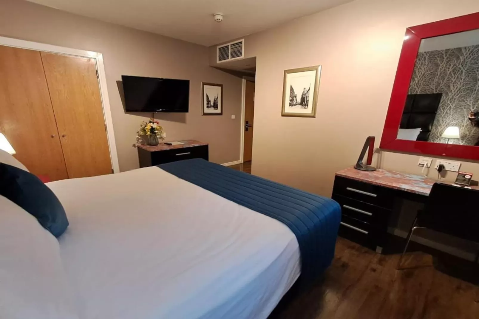 Compact Double Room - Schlafzimmer